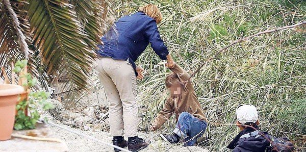 Η Μέρκελ φτιάχνει την εικόνα της - Με τζιν και μποτάκια παίζει με τα εγγόνια του συζύγου της [εικόνες] | iefimerida.gr 2
