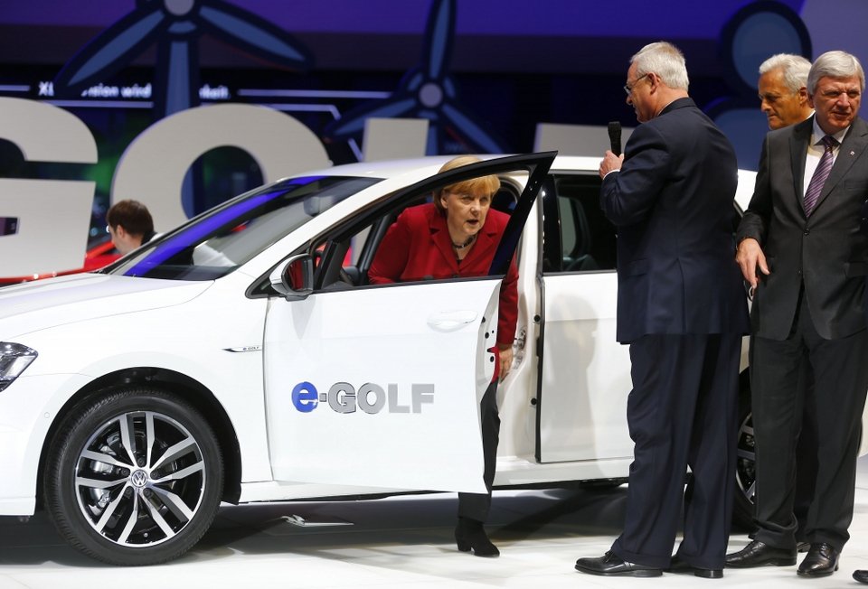 Ικανή για όλα: Η Άνγκελα Μέρκελ κάνει προεκλογικό test drive σε ΒMW και Αudi [εικόνες + βίντεο] | iefimerida.gr 1