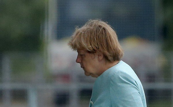 Η Ανγκελα Μέρκελ κουρασμένη και σκυφτή όσο ποτέ [εικόνες] | iefimerida.gr 4