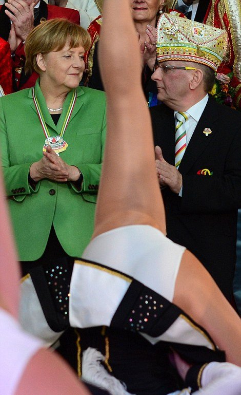 H Ανγκελα Μέρκελ στο καρναβάλι -Τα περίεργα βλέμματα που έριξε στις ημίγυμνες χορεύτριες [εικόνες] | iefimerida.gr 4