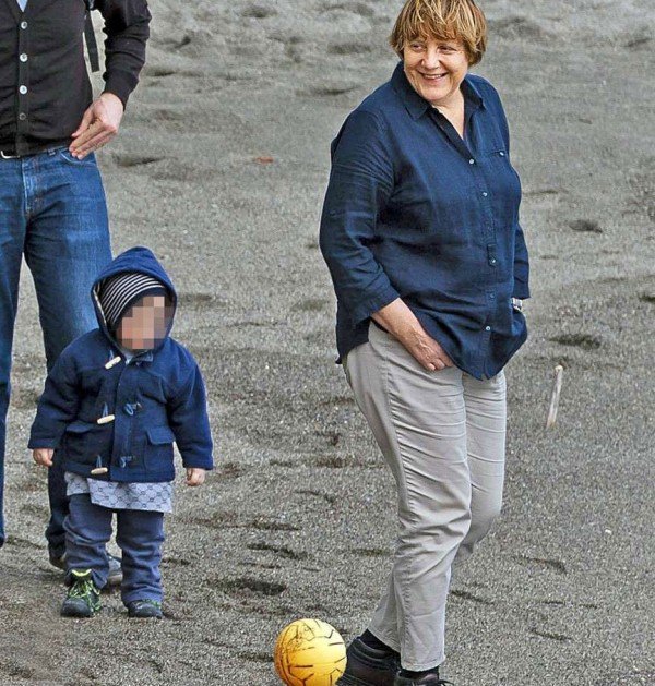 Η Μέρκελ φτιάχνει την εικόνα της - Με τζιν και μποτάκια παίζει με τα εγγόνια του συζύγου της [εικόνες] | iefimerida.gr 3