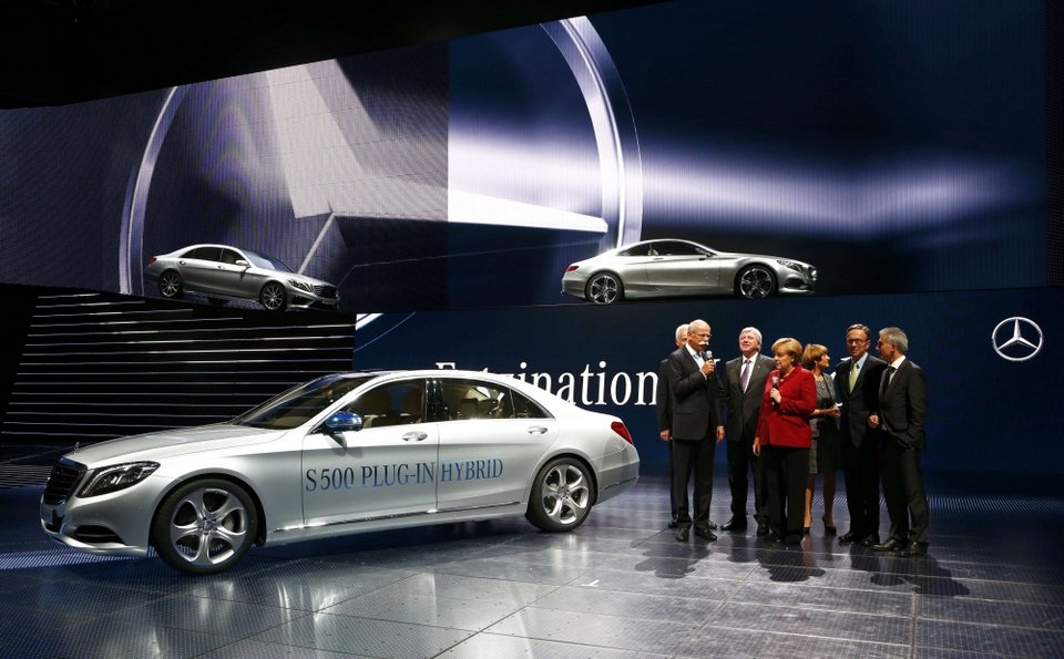 Ικανή για όλα: Η Άνγκελα Μέρκελ κάνει προεκλογικό test drive σε ΒMW και Αudi [εικόνες + βίντεο] | iefimerida.gr 2