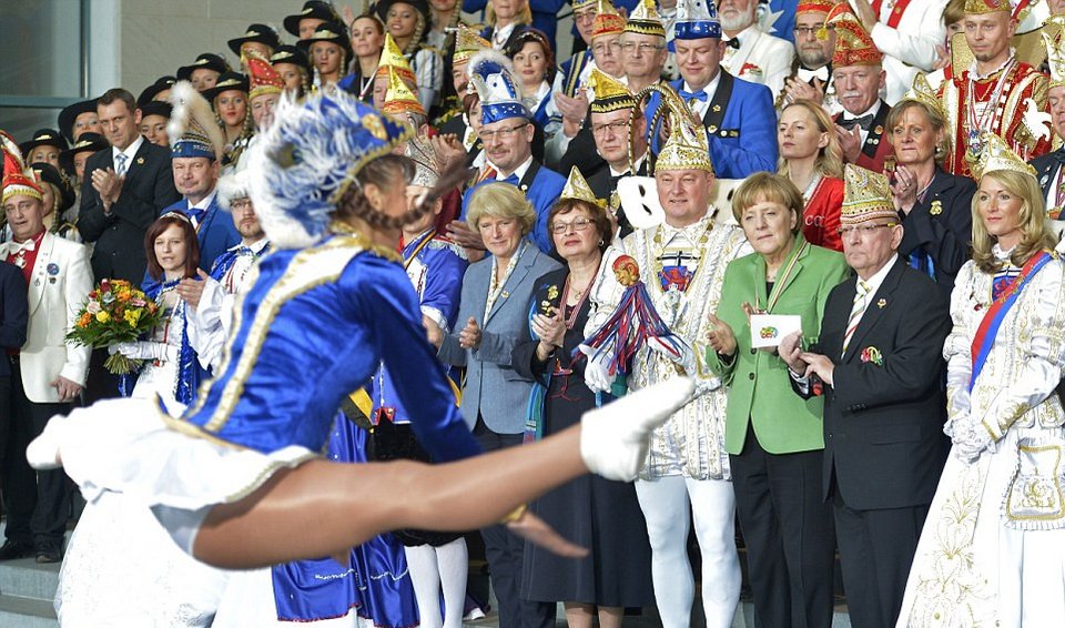 H Ανγκελα Μέρκελ στο καρναβάλι -Τα περίεργα βλέμματα που έριξε στις ημίγυμνες χορεύτριες [εικόνες] | iefimerida.gr 3