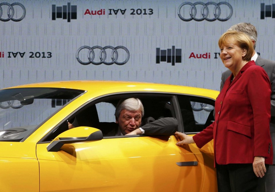 Ικανή για όλα: Η Άνγκελα Μέρκελ κάνει προεκλογικό test drive σε ΒMW και Αudi [εικόνες + βίντεο] | iefimerida.gr 3