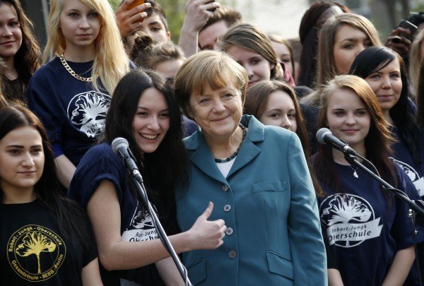 Η Ανγκελα Μέρκελ μπήκε στον πειρασμό των selfies -Ενα κάπως βεβιασμένο χαμόγελο [εικόνες] | iefimerida.gr 2