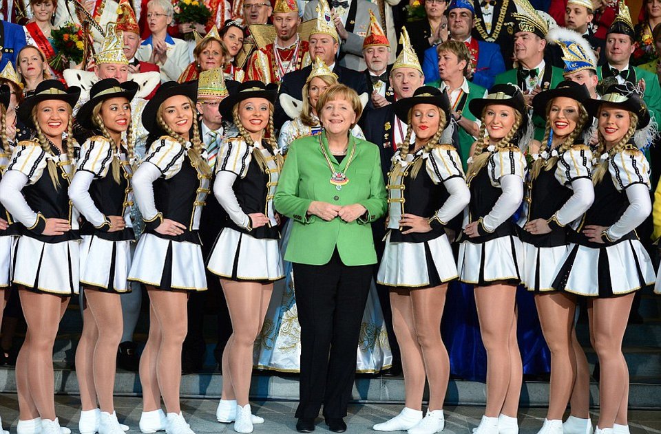 H Ανγκελα Μέρκελ στο καρναβάλι -Τα περίεργα βλέμματα που έριξε στις ημίγυμνες χορεύτριες [εικόνες] | iefimerida.gr 5