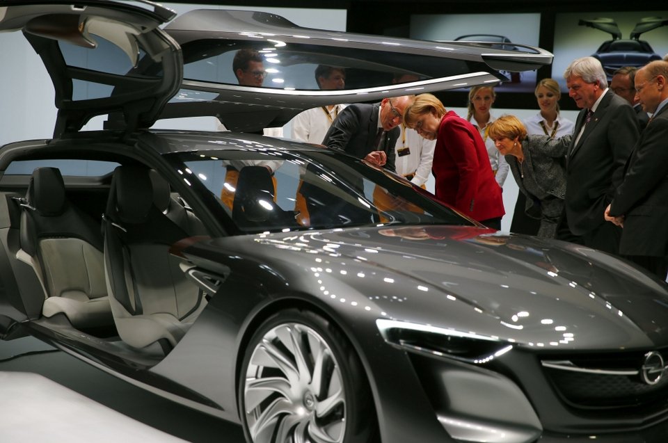 Ικανή για όλα: Η Άνγκελα Μέρκελ κάνει προεκλογικό test drive σε ΒMW και Αudi [εικόνες + βίντεο] | iefimerida.gr 4