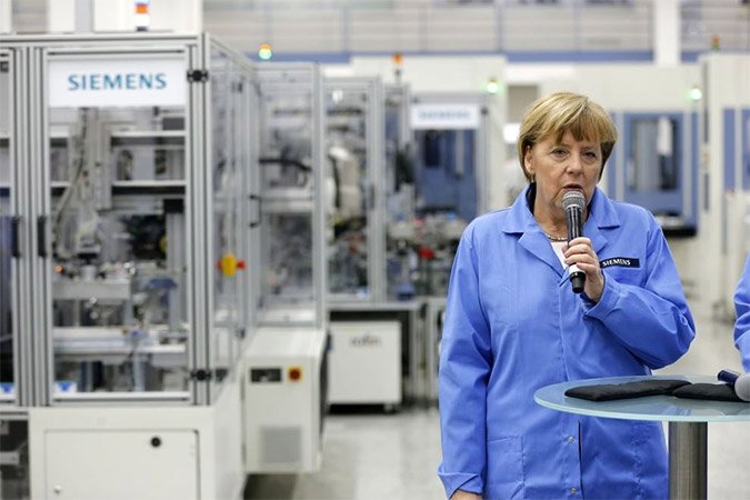 H Μέρκελ με γαλάζιο ρομπάκι, ντύθηκε «εργάτρια» [εικόνες] | iefimerida.gr 9