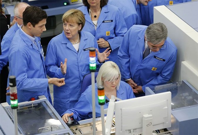 H Μέρκελ με γαλάζιο ρομπάκι, ντύθηκε «εργάτρια» [εικόνες] | iefimerida.gr 12