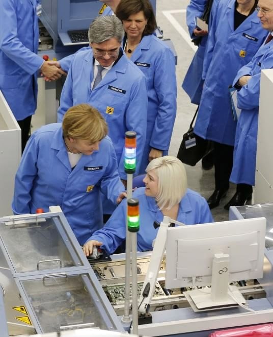 H Μέρκελ με γαλάζιο ρομπάκι, ντύθηκε «εργάτρια» [εικόνες] | iefimerida.gr 13