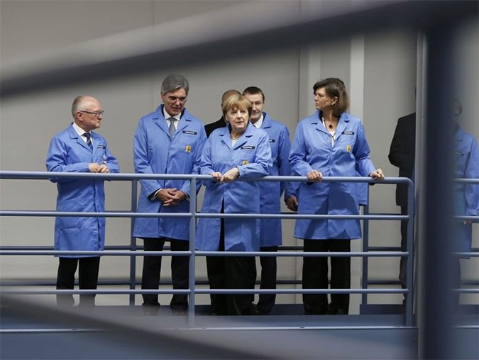 H Μέρκελ με γαλάζιο ρομπάκι, ντύθηκε «εργάτρια» [εικόνες] | iefimerida.gr 2