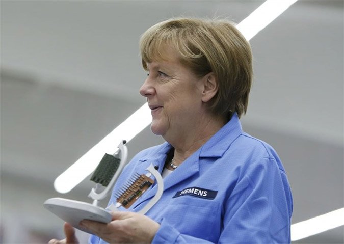 H Μέρκελ με γαλάζιο ρομπάκι, ντύθηκε «εργάτρια» [εικόνες] | iefimerida.gr 7