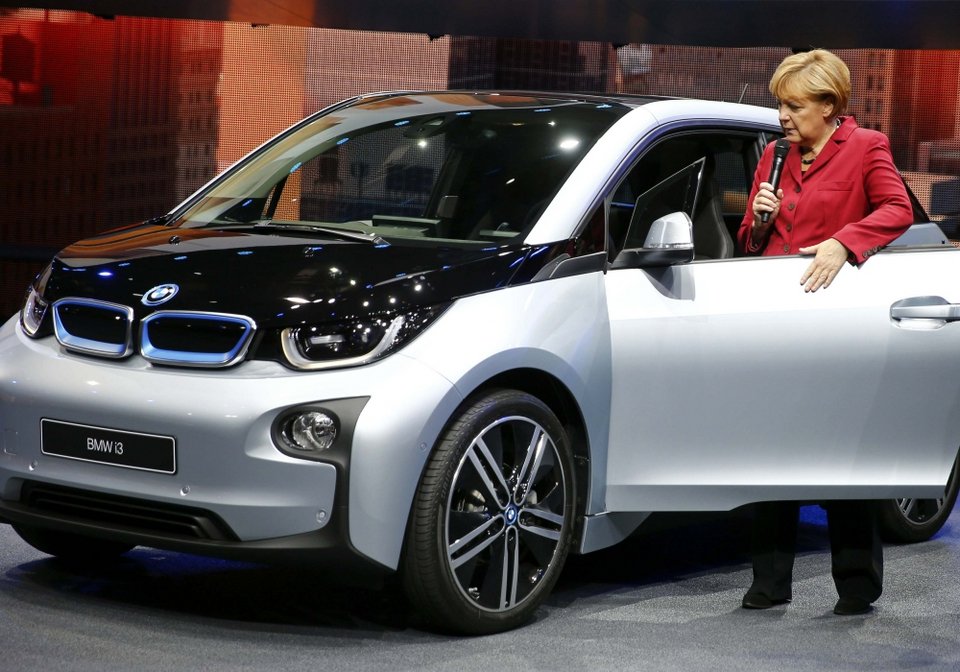 Ικανή για όλα: Η Άνγκελα Μέρκελ κάνει προεκλογικό test drive σε ΒMW και Αudi [εικόνες + βίντεο] | iefimerida.gr 0