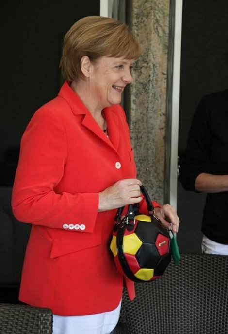 Η Μέρκελ με σοφιστικέ στιλ, γυαλάκι και παρδαλό τσαντάκι -μπάλα στον τελικό του Μουντιάλ [εικόνες] | iefimerida.gr 0