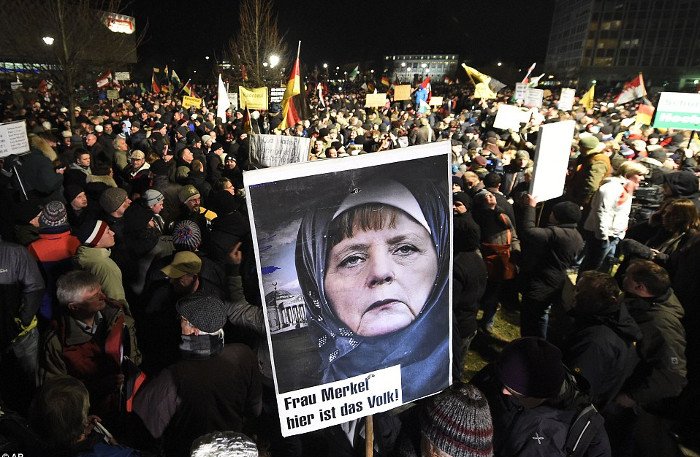 Η Μέρκελ ντυμένη μουσουλμάνα -Της φόρεσε μαντίλα το ισλαμοφοβικό PEGIDA [εικόνες] | iefimerida.gr 0