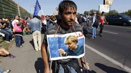 Απίστευτες εικόνες: Χιλιάδες μετανάστες πάνε με τα πόδια Βουδαπέστη-Αυστρία - Κάνουν 175 χιλιόμετρα [βίντεο] | iefimerida.gr 6