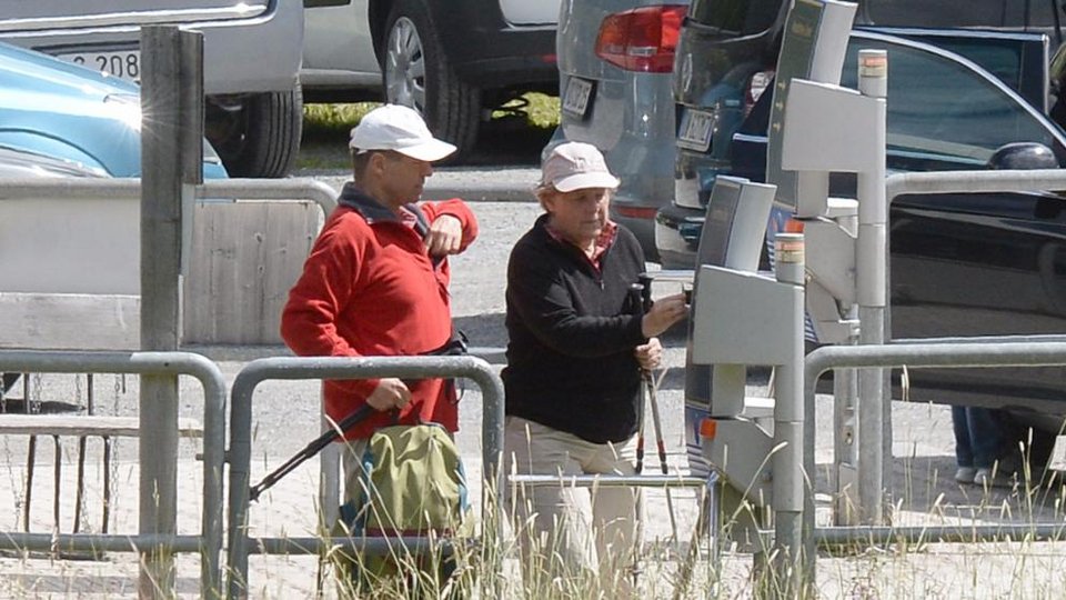 Οι διακοπές της Μέρκελ: Πεζοπορία στο Τιρόλο συντροφιά με τον σύζυγό της [εικόνες] | iefimerida.gr 0