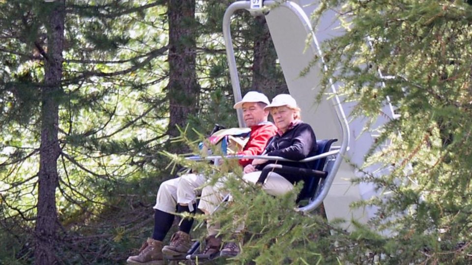 Οι διακοπές της Μέρκελ: Πεζοπορία στο Τιρόλο συντροφιά με τον σύζυγό της [εικόνες] | iefimerida.gr 1