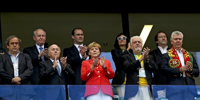 Οταν η Μέρκελ βλέπει ποδόσφαιρο -Πανηγύρισε με την ψυχή της το θρίαμβο της Γερμανίας [εικόνες] | iefimerida.gr 0