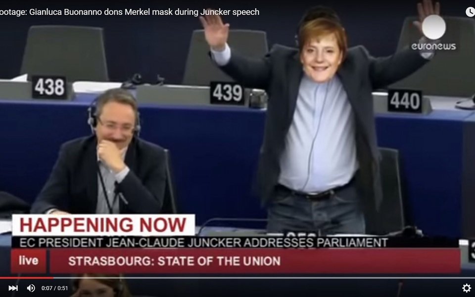 Απίστευτο: Ευρωβουλευτής βάζει μάσκα της Μέρκελ για να διαμαρτυρηθεί για τους πρόσφυγες [βίντεο] | iefimerida.gr 0