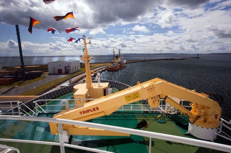 Δείτε την Ανγκελα Μέρκελ να... καταβροχθίζει ρέγγες [εικόνες] | iefimerida.gr 1