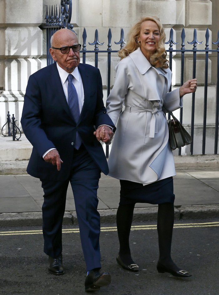 Ο 89χρονος Ρούπερτ Μέρντοχ παντρεύτηκε τη Τζέρι Χολ: Δεν φορούσε νυφικό -Μια λευκή καπαρντίνα μόνο [εικόνες] | iefimerida.gr 1