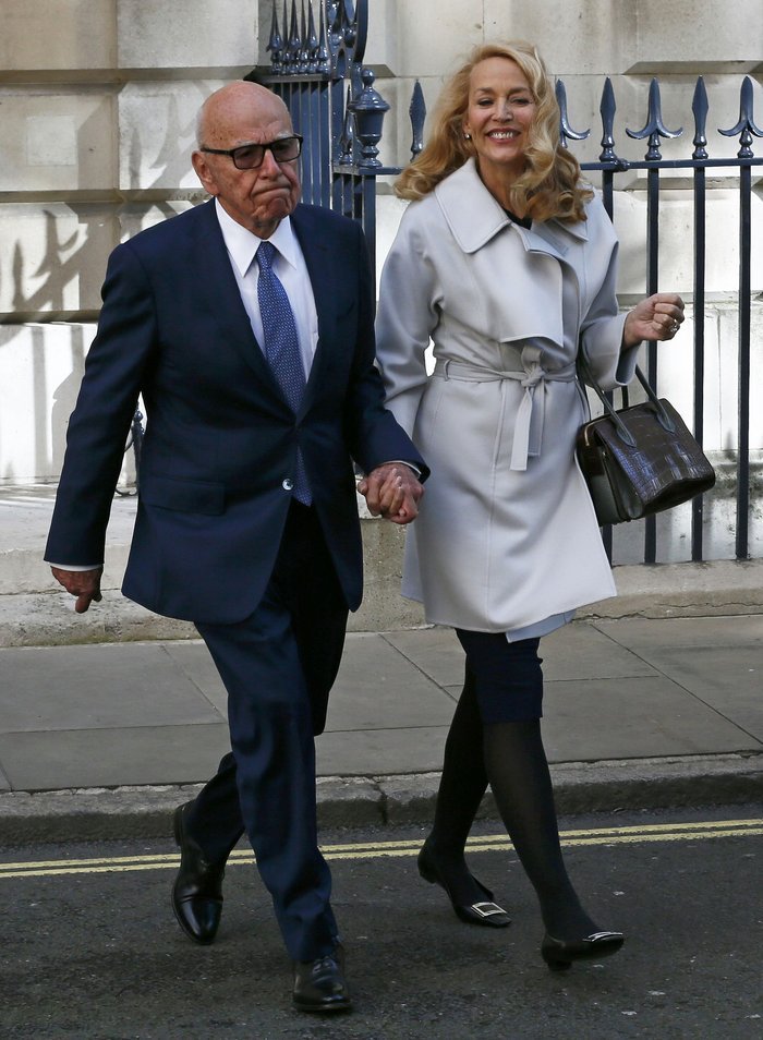 Ο 89χρονος Ρούπερτ Μέρντοχ παντρεύτηκε τη Τζέρι Χολ: Δεν φορούσε νυφικό -Μια λευκή καπαρντίνα μόνο [εικόνες] | iefimerida.gr 2