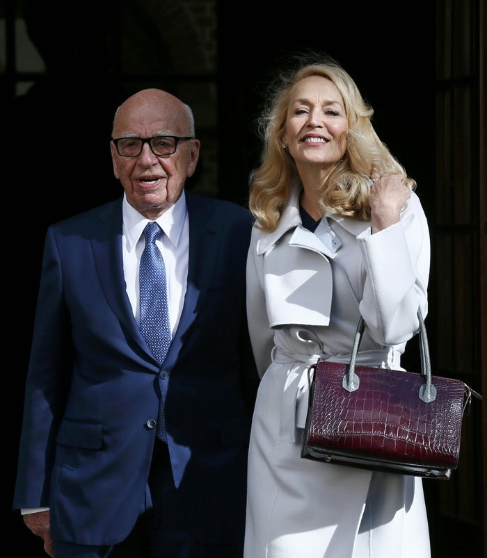 Ο 89χρονος Ρούπερτ Μέρντοχ παντρεύτηκε τη Τζέρι Χολ: Δεν φορούσε νυφικό -Μια λευκή καπαρντίνα μόνο [εικόνες] | iefimerida.gr 0