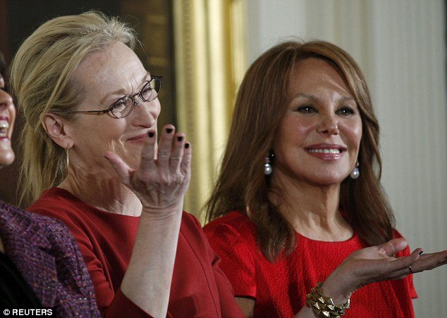 Μέριλ Στριπ, Στίβι Γουόντερ και Ιζαμπέλ Αλιέντε βραβεύτηκαν από τον Ομπάμα με το Μετάλλιο της Ελευθερίας [βίντεο & εικόνες] | iefimerida.gr 7