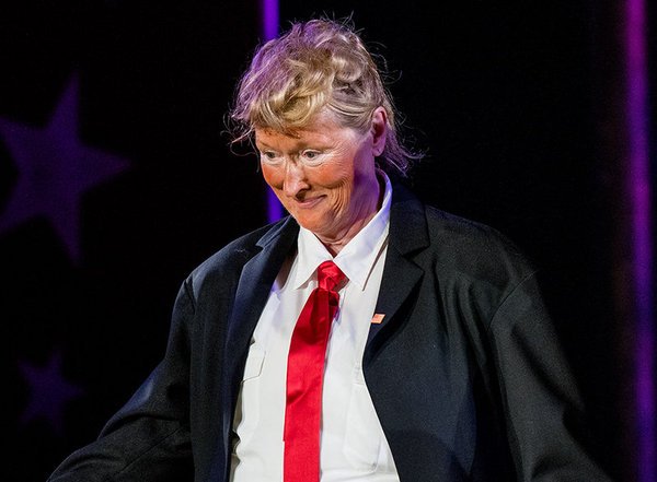 Ο ρόλος της ζωής της: Η Μέριλ Στριπ μιμείται απολαυστικά τον Ντόναλντ Τραμπ [εικόνες] | iefimerida.gr 0