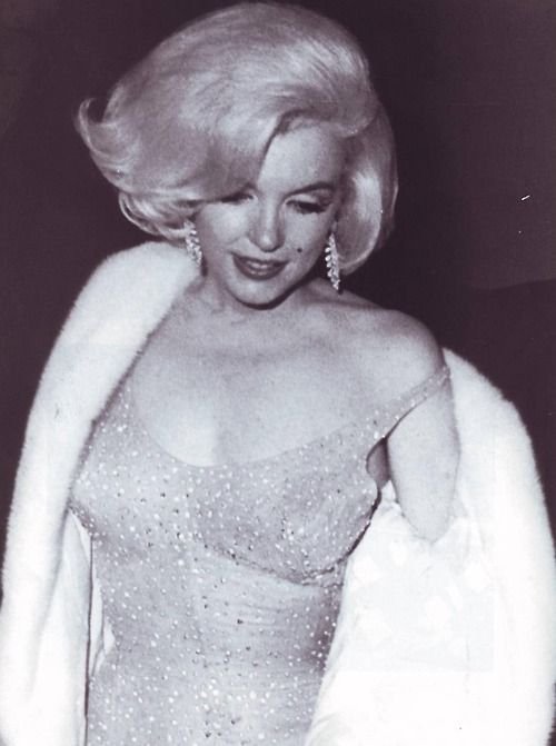 Πωλείται το μυθικό φόρεμα της Μέριλιν από τα γενέθλια του Κένεντι -Τιμή ρεκόρ [εικόνες] | iefimerida.gr 4