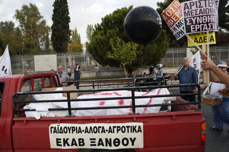 Διαδήλωσαν με άλογα στο υπ.Υγείας γιατροί και νοσηλευτές | iefimerida.gr 1