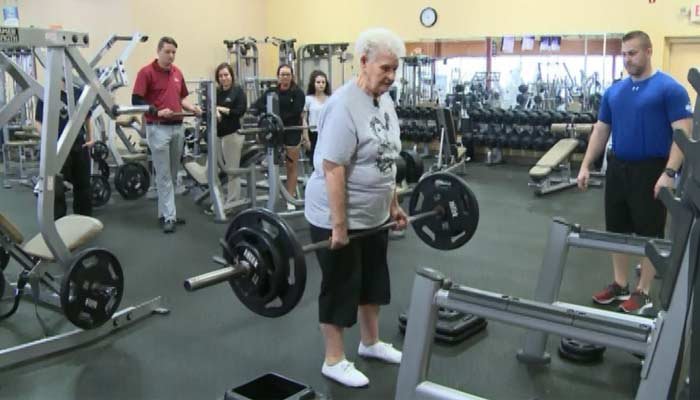 Απίστευτο: 78χρονη κάνει γυμναστική με βάρη και σηκώνει 111 κιλά! [εικόνες & βίντεο] | iefimerida.gr 0