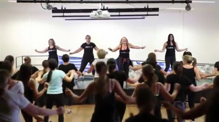  Οι ομογενείς συνδυάζουν την άσκηση με το γλέντι -Τι είναι το OPA-cize™ [εικόνες & βίντεο] | iefimerida.gr 0