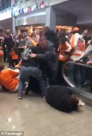 Παραλίγο τραγωδία: «Καραμπόλα» σε κυλιόμενη σκάλα, όταν αυξήθηκε ξαφνικά η ταχύτητα [βίντεο] | iefimerida.gr 0