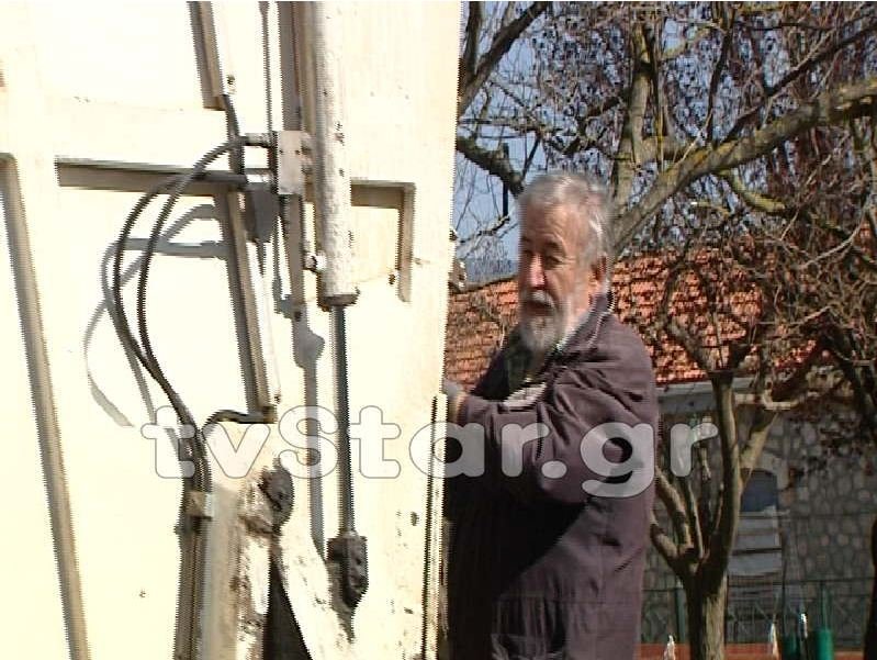 Φθιώτιδα: Δήμαρχος μαζεύει μόνος του τα σκουπίδια [εικόνες & βίντεο] | iefimerida.gr 1
