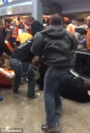 Παραλίγο τραγωδία: «Καραμπόλα» σε κυλιόμενη σκάλα, όταν αυξήθηκε ξαφνικά η ταχύτητα [βίντεο] | iefimerida.gr 1