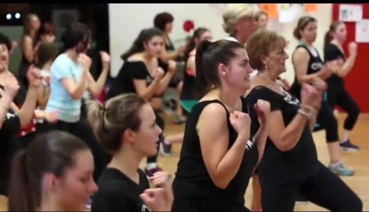  Οι ομογενείς συνδυάζουν την άσκηση με το γλέντι -Τι είναι το OPA-cize™ [εικόνες & βίντεο] | iefimerida.gr 4