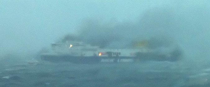 Δραματικές μαρτυρίες από το Norman Atlantic: Αν δεν πνιγούμε θα πεθάνουμε, προσευχηθείτε για εμάς, καιγόμαστε | iefimerida.gr 0