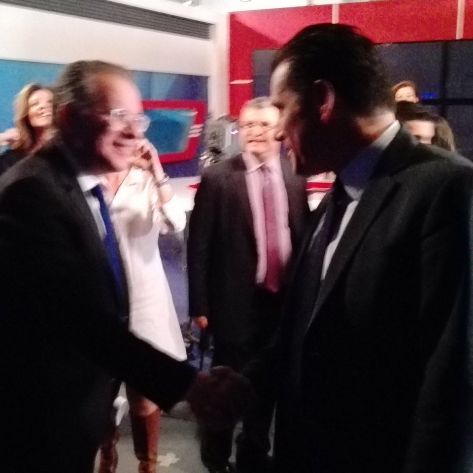 Θερμή χειραψία Αδωνι-Κουμουτσάκου μετά την αντιπαράθεση -Συναντήθηκαν στα παρασκήνια εκπομπής [εικόνα] | iefimerida.gr 0