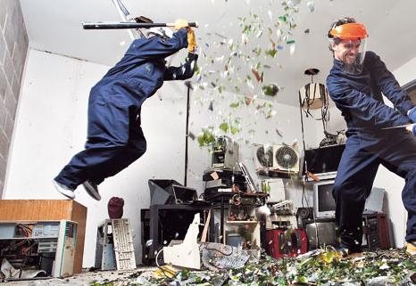 Το κλαμπ που τα σπάει, κυριολεκτικά -Αντί για ποτό κρατάτε βαριοπούλα και διαλύετε τα πάντα για εκτόνωση [βίντεο + εικόνες] | iefimerida.gr 5