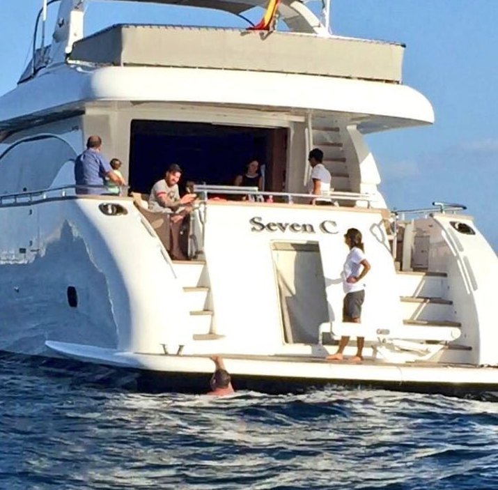 Ηθελε τόσο να γνωρίσει τον Μέσι που κολύμπησε μέχρι τη θαλαμηγό του [εικόνες] | iefimerida.gr 0