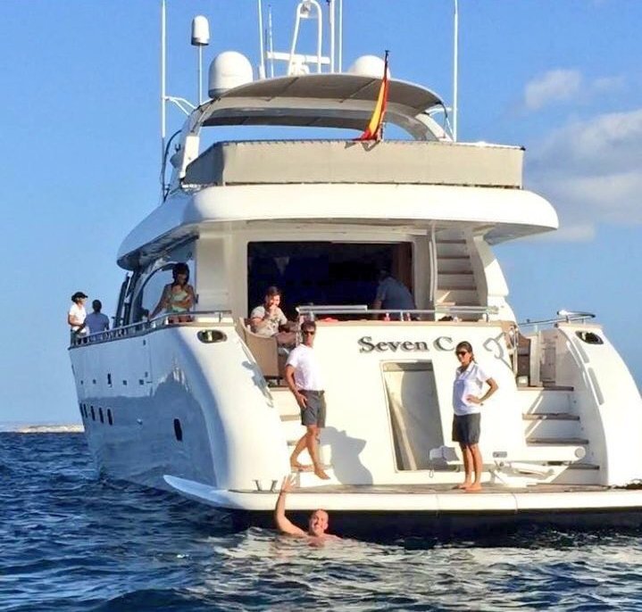 Ηθελε τόσο να γνωρίσει τον Μέσι που κολύμπησε μέχρι τη θαλαμηγό του [εικόνες] | iefimerida.gr 1