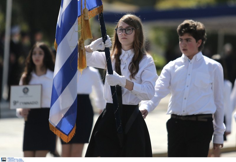Παρέλαση στην Αθήνα: Η σημαιοφόρος με τη μαντίλα που ξεχώρισε [εικόνες] | iefimerida.gr 11