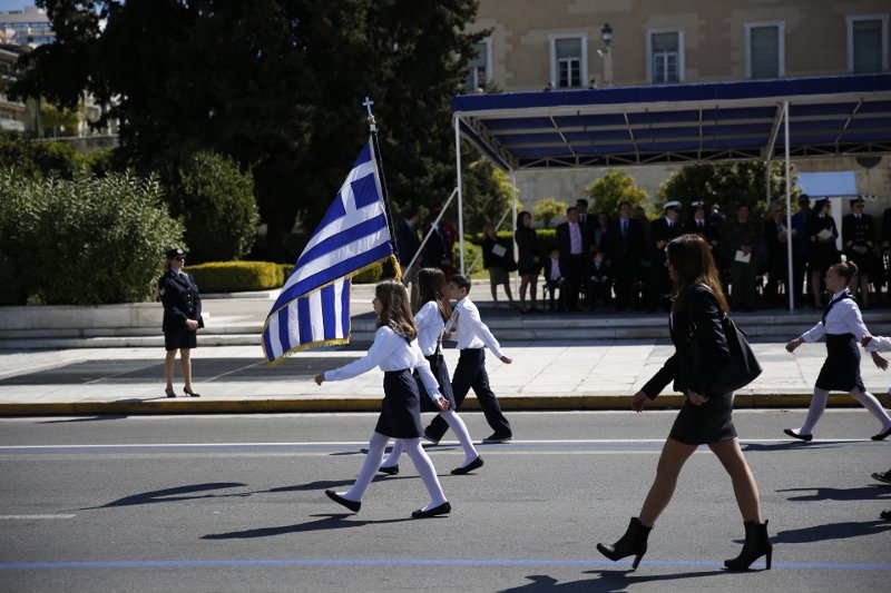 Παρέλαση στην Αθήνα: Η σημαιοφόρος με τη μαντίλα που ξεχώρισε [εικόνες] | iefimerida.gr 10