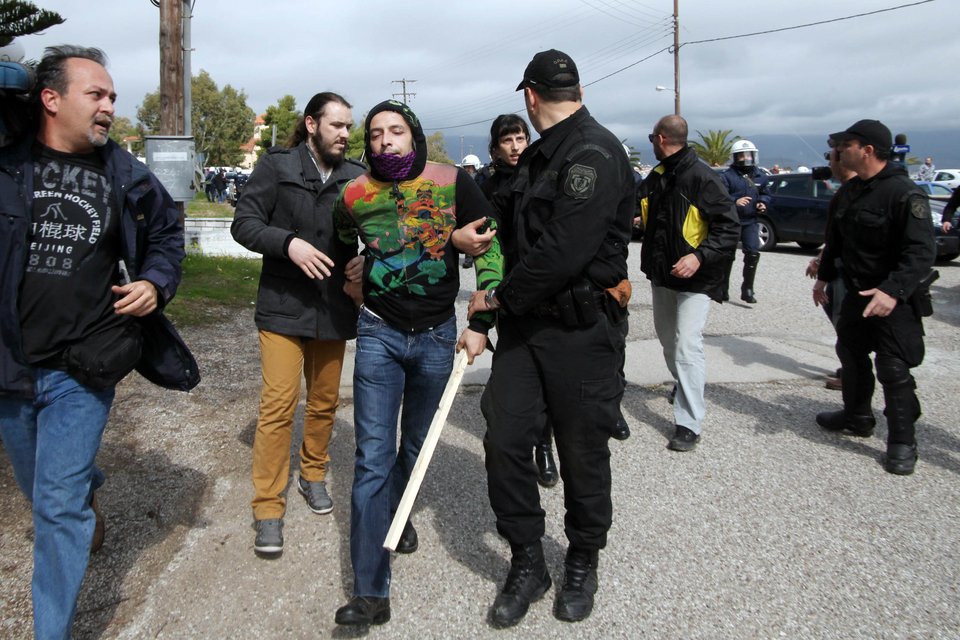 Ενταση στο Μεσολόγγι για το σχέδιο Αθηνά - Φυγαδεύτηκε ο Σαλμάς [εικόνες & βίντεο] | iefimerida.gr 2