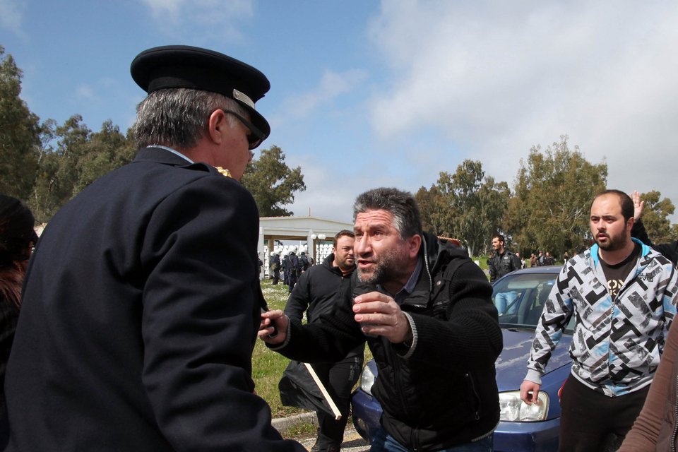Ενταση στο Μεσολόγγι για το σχέδιο Αθηνά - Φυγαδεύτηκε ο Σαλμάς [εικόνες & βίντεο] | iefimerida.gr 0