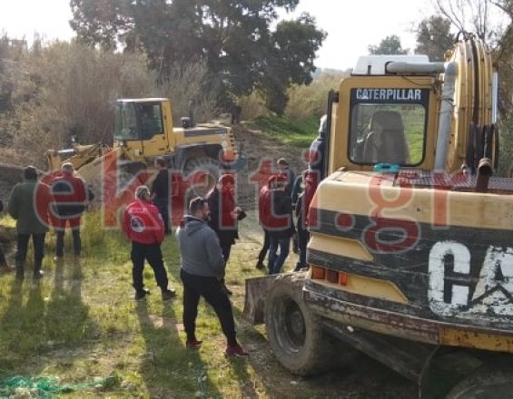 Μηχανήματα εκσκαφής, ιδιωτών, έχουν προστεθεί στις έρευνες για τον εντοπισμό των τεσσάρων αγνοουμένων στον ποταμό Γεροπόταμο