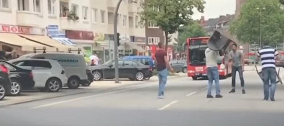 «Μαχαίρωνε όποιον έβρισκε μπροστά του»: Συνταρακτική μαρτυρία για τη φονική επίθεση στο Αμβούργο [βίντεο]  | iefimerida.gr 0