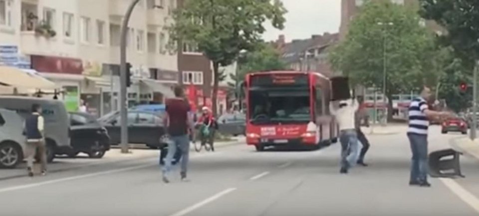 «Μαχαίρωνε όποιον έβρισκε μπροστά του»: Συνταρακτική μαρτυρία για τη φονική επίθεση στο Αμβούργο [βίντεο]  | iefimerida.gr 1